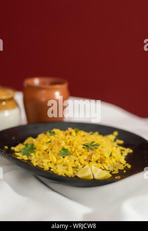 Der traditionellen westlichen Indischen Frühstück mit Reis Flocken (abgeflacht Reis) genannt Aloo Pohe Stockfoto