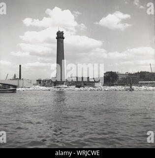 1960, historische, Außenansicht der Schuß Turm an der Lambeth führen Werke am Südufer der Themse in London, bevor er nach unten, da die Gegend gezogen wurde saniert, der Queen Elizabeth Hall, die 1967 eröffnet zu errichten. Der Turm wurde von David Riddal Roper für Thomas Maltby & Co im Jahr 1826 konzipiert. Backstein gebaut, es machte Leitung Schuß Kugeln bis 1949. Vor der Zerstörung der Turm in das Festival 1951 von Großbritannien aufgenommen wurde, als Radio Beacon verwendet. Stockfoto