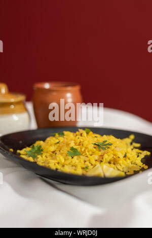 Der traditionellen westlichen Indischen Frühstück mit Reis Flocken (abgeflacht Reis) genannt Aloo Pohe Stockfoto