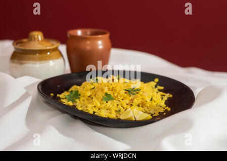 Der traditionellen westlichen Indischen Frühstück mit Reis Flocken (abgeflacht Reis) genannt Aloo Pohe Stockfoto