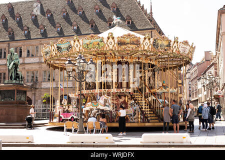 Das Karussell 1900 am Place Gutenberg in Straßburg, Frankreich. Stockfoto