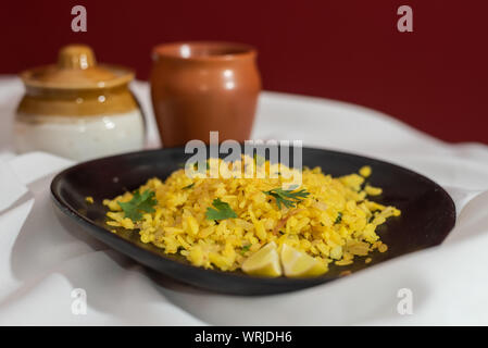 Der traditionellen westlichen Indischen Frühstück mit Reis Flocken (abgeflacht Reis) genannt Aloo Pohe Stockfoto