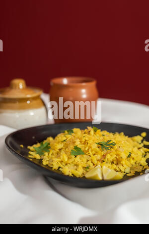 Der traditionellen westlichen Indischen Frühstück mit Reis Flocken (abgeflacht Reis) genannt Aloo Pohe Stockfoto