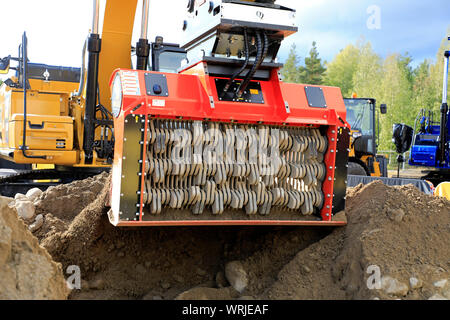 Hyvinkaa, Finnland. September 6, 2019. Cat Bagger montiert ALLU D Transformator hydraulische Screener schaufel Anbaugerät Masse Abschirmung auf der Maxpo 2019. Stockfoto