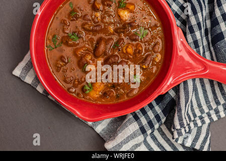 Feijoada ein Eintopf von Bohnen mit Rindfleisch und Schweinefleisch portugiesischen Ursprungs Stockfoto