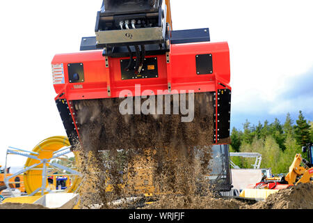 Hyvinkaa, Finnland. September 6, 2019. Baggeranbaugeräte ALLU D Transformator hydraulische Screener schaufel Anbaugerät Masse Abschirmung auf der Maxpo 2019. Stockfoto