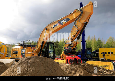 Hyvinkaa, Finnland. September 6, 2019. Betreiber arbeiten mit allu Proline 1500 HD-Verdichter montiert zu Cat Hydraulikbagger auf Maxpo 2019. Stockfoto