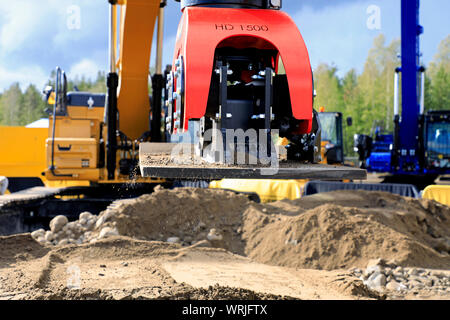 Hyvinkaa, Finnland. September 6, 2019. Nahaufnahme von allu Proline 1500 HD-Verdichter zu Cat Hydraulikbagger in Aktion auf der Maxpo 2019 montiert. Stockfoto