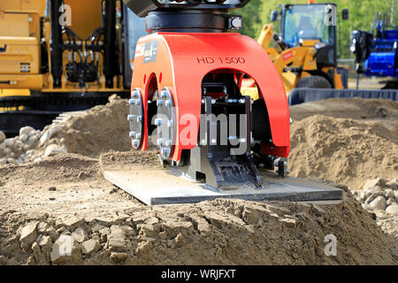 Hyvinkaa, Finnland. September 6, 2019. Nahaufnahme von allu Proline 1500 HD-Verdichter zu Cat Hydraulikbagger Verdichten des Bodens auf der Maxpo 2019 montiert. Stockfoto