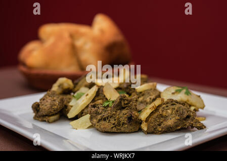 Indisches Huhn cafreal Teller mariniert mit viel Koriander (Cilantro), Ingwer, Knoblauch, Limettensaft zusammen mit trockenen Gewürzen und serviert mit Brot Stockfoto