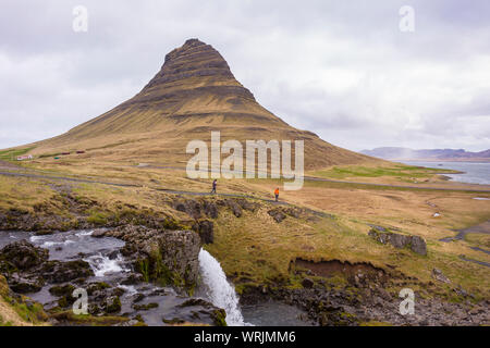 GRUNDARFJOROUR, ISLAND - kirkjufell Berg und Kirkjufellsfoss Wasserfall, Halbinsel Snaefellsnes. Stockfoto