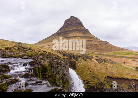 GRUNDARFJOROUR, ISLAND - kirkjufell Berg und Kirkjufellsfoss Wasserfall, Halbinsel Snaefellsnes. Stockfoto