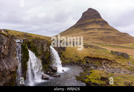 GRUNDARFJOROUR, ISLAND - kirkjufell Berg und Kirkjufellsfoss Wasserfall, Halbinsel Snaefellsnes. Stockfoto