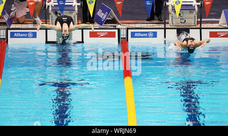 Großbritanniens Bethanien Firth (links) und Jessica-Jane Applegate während 100 m Ruecken der Frauen an Tag zwei der Welt Para Schwimmen Allianz Meisterschaften an der London Aquatic Centre, London. Stockfoto