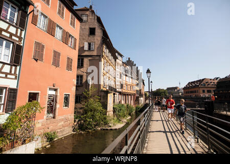 Ein Gang über den Kanal in der Nähe des Quai des Moulins im Viertel Petite France in Straßburg, Frankreich. Stockfoto