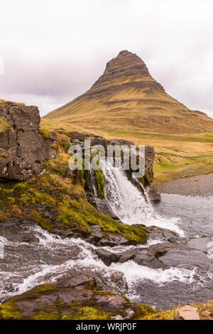 GRUNDARFJOROUR, ISLAND - kirkjufell Berg und Kirkjufellsfoss Wasserfall, Halbinsel Snaefellsnes. Stockfoto