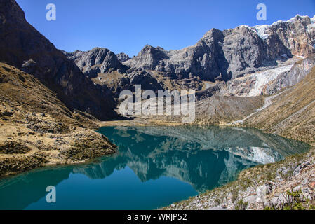 Laguna Siula und Bergpanorama in der Cordillera Huayhuash, Ancash, Peru Stockfoto