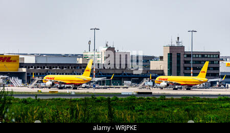 Köln - Bonn, Nordrhein - Westfalen, Flughafen, Deutschland - 28. August 2019 zwei DHL-Maschinen am Frachtterminal des Flughafens Köln Bonn Stockfoto