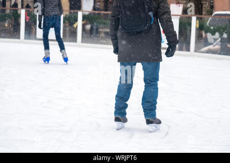 Detailansicht von Schlittschuhen auf der Eisbahn für Bewohner. Eislaufen im Winter. Unterhaltung. Stockfoto