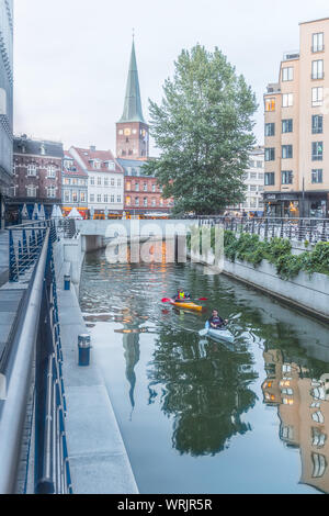 Dom zu Århus im Wasser spiegelt und zwei Kajaks Paddeln im Fluss, Dänemark. Juli 15, 2019 Stockfoto