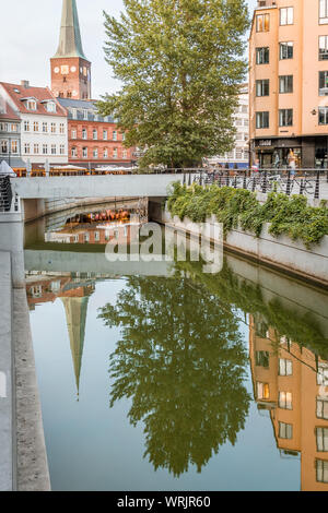 Der Dom zu Århus Spire, im ruhigen Wasser des Kanals, Dänemark, Juli 15, 2019, Stockfoto