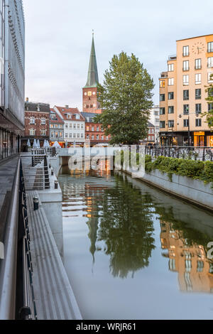 Dom zu Århus im Fluss und Kajaks paddeln unter einer Brücke, Dänemark widerspiegelt. Juli 15, 2019 Stockfoto