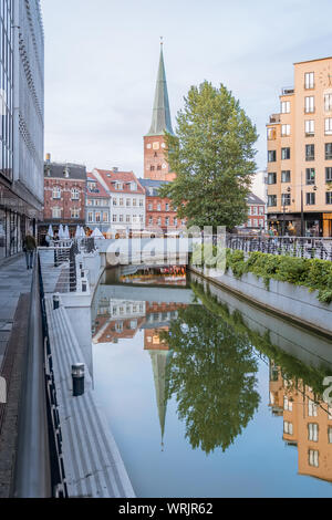 Der Dom zu Århus Spire, im ruhigen Wasser des Kanals, Dänemark, Juli 15, 2019, Stockfoto