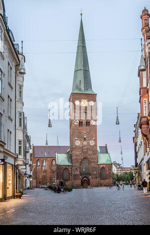 Aarhus Kathedrale und Platz im Abendlicht, Dänemark, 15. Juli 2019 Stockfoto