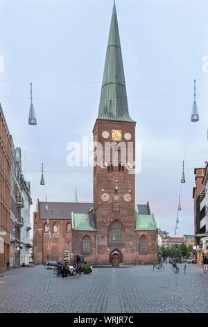 Aarhus Kathedrale und Platz im Abendlicht, Dänemark, 15. Juli 2019 Stockfoto