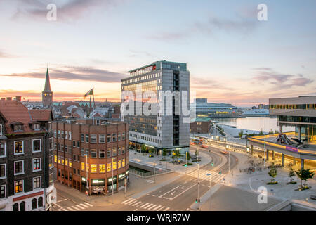 Skyline von Aarhus Hafen in der Nacht mit dem Europahus und Kathedrale, Dänemark, 15. Juli 2019 Stockfoto