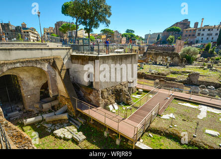 Mann mit einem Foto einer rothaarigen Frau als posiert sie auf in der Nähe der Römischen Form mit dem Kolosseum im Hintergrund auf die Via dei Fori Imperiali Stockfoto