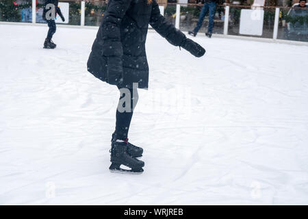 Detailansicht von Schlittschuhen auf der Eisbahn für Bewohner. Eislaufen im Winter. Unterhaltung. Stockfoto