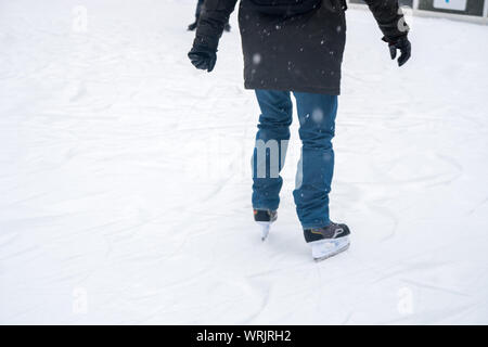 Detailansicht von Schlittschuhen auf der Eisbahn für Bewohner. Eislaufen im Winter. Unterhaltung. Stockfoto