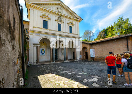 Touristen besuchen die Katakomben von San Sebastiano Friedhof auf der Via Appia in Rom, Italien. Stockfoto