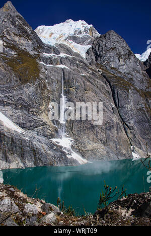 Laguna Siula und Bergpanorama in der Cordillera Huayhuash, Ancash, Peru Stockfoto