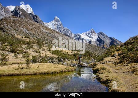 Laguna Siula und Bergpanorama in der Cordillera Huayhuash, Ancash, Peru Stockfoto