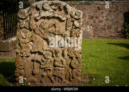 Grabsteine mit Szenen von Tam O Shanter auf Stein Schnitzereien in der Auld Kirk in Alloway in Ayr Stockfoto