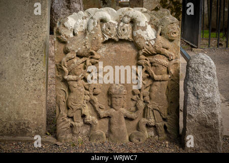 Grabsteine mit Szenen von Tam O Shanter auf Stein Schnitzereien in der Auld Kirk in Alloway in Ayr Stockfoto