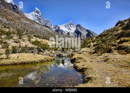 Laguna Siula und Bergpanorama in der Cordillera Huayhuash, Ancash, Peru Stockfoto