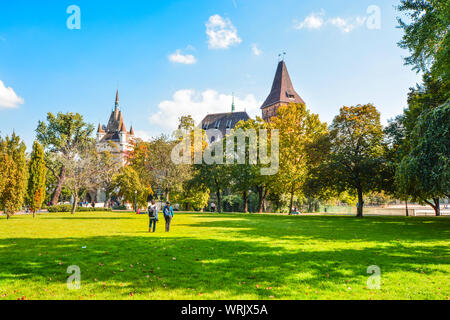 Ein junges Paar stoppt die Türme der Burg Vajdahunyad im City Park an einem klaren Herbsttag in Budapest, Ungarn zu bewundern. Stockfoto