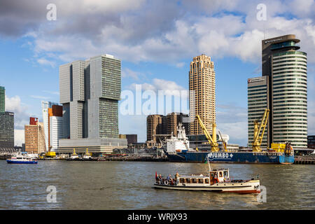 Blick auf Kop van Zuid am Südufer der Nieuwe Maas, Rotterdam, South Holland, Holland, Niederlande, Europa Stockfoto