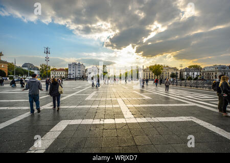 Ungarn und Touristen zu Fuß den Heldenplatz oder Hosok Tere in der Nähe von das Grab des Unbekannten Soldaten in Budapest, Ungarn, wie die Sonne Stockfoto