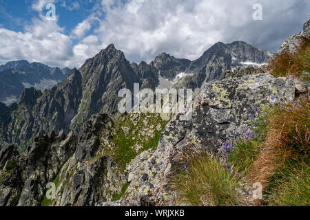 Blick auf die Berge der Tatra von Lomnicke sedlo Mountain Pass in der Hohen Tatra. Die Slowakei, Europa Stockfoto