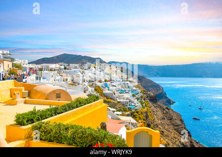 Eine malerische Aussicht auf die Caldera von Santorin und die Ägäis von einem Resort Terrasse im Hang Dorf Oia, Griechenland. Stockfoto