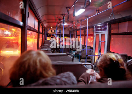 S der Mass Transit Passagiere im Bus. Menschen in alten Bus, Blick aus dem Bus. Leute sitzen auf einem komfortablen Bus in Selektiven Stockfoto