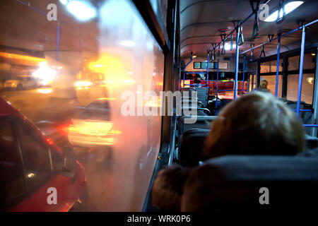 S der Mass Transit Passagiere im Bus. Menschen in alten Bus, Blick aus dem Bus. Leute sitzen auf einem komfortablen Bus in Selektiven Stockfoto