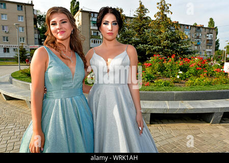 Novomoskovsk, Ukraine 27. Juli 2019. Abschlussfeier, letzte Schule Ball. Die Eltern und ihre Kinder Absolventen feiern Staffelung. Stockfoto