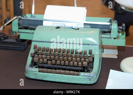 Eine Druckerei ist ein mechanisches Gerät für Druck auf eingefärbten Fläche. Nahaufnahme der Schreibmaschine Vintage Retro Stil. Schreibmaschine mit Stockfoto