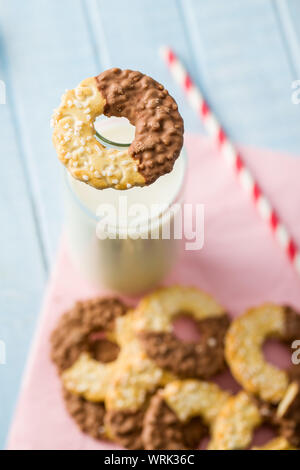 Kekse und ähnliches Kleingebäck, gesüßt Ringe. Cookies mit Schokolade und Milch. Stockfoto