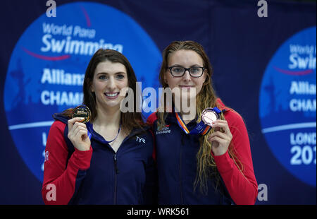 Großbritanniens Bethanien Firth (links) und Jessica-Jane Applegate sammeln ihre Gold- und Bronzemedaillen bei Tag zwei der Welt Para Schwimmen Allianz Meisterschaften an der London Aquatic Centre, London. Stockfoto